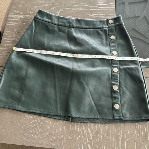 Bar lll Women’s Size 4 Green Faux Vegan Leather Mini Skirt Silver-Tone Rivets - Picture 4 of 12